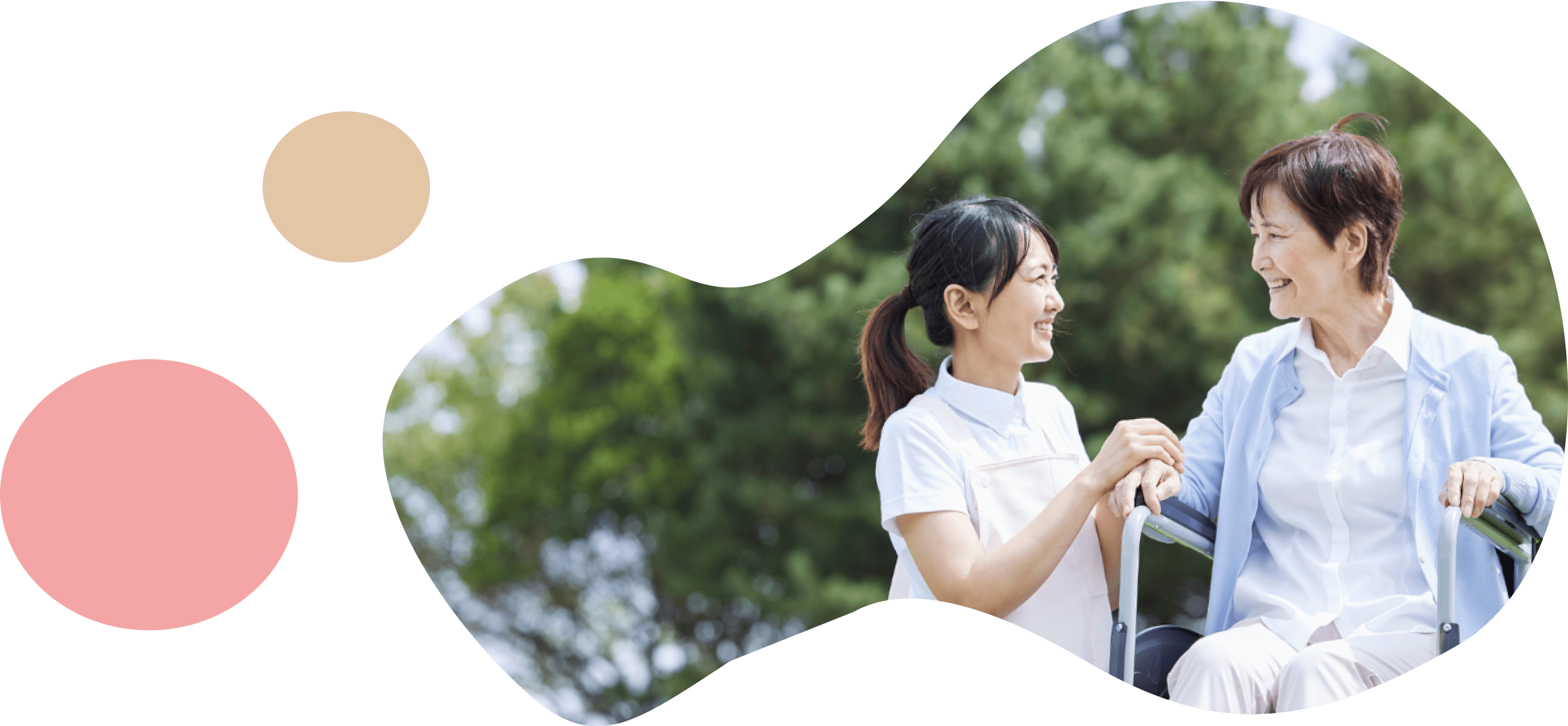 車椅子の女性を介助する介護職員